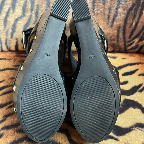 G by Guess Black/Gold Wedges size 10 New w Box - Picture 5 of 7